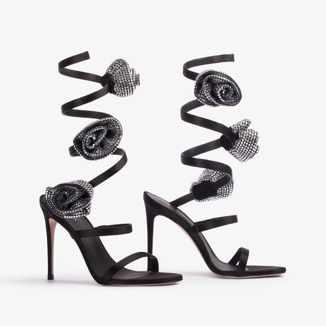Le Silla Sandalo raso nero con rose in Cristalli argento Nuovo