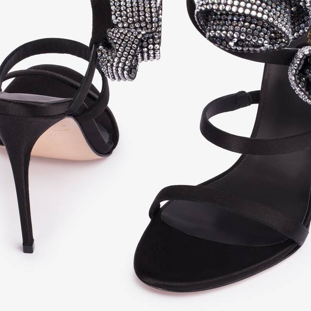 Le Silla Sandalo raso nero con rose in Cristalli argento Nuovo