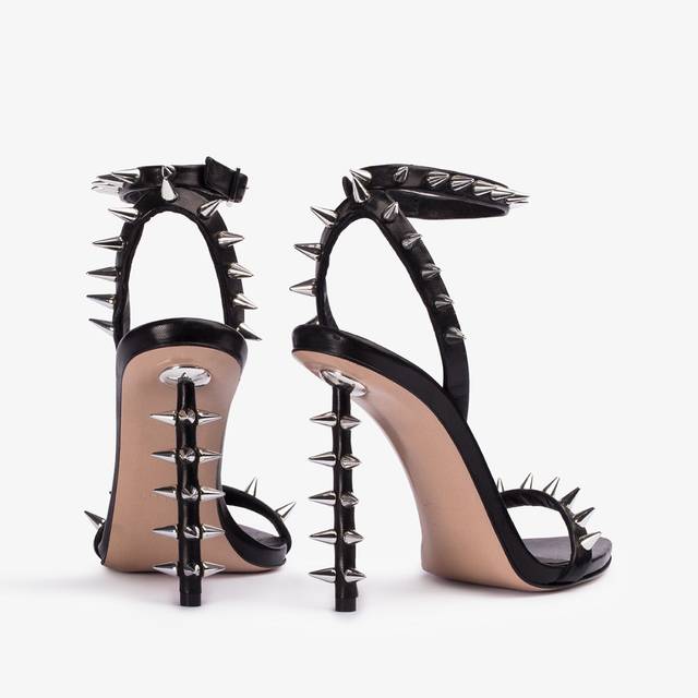 Le Silla Sandalo pelle nero con borchie argento Sconto