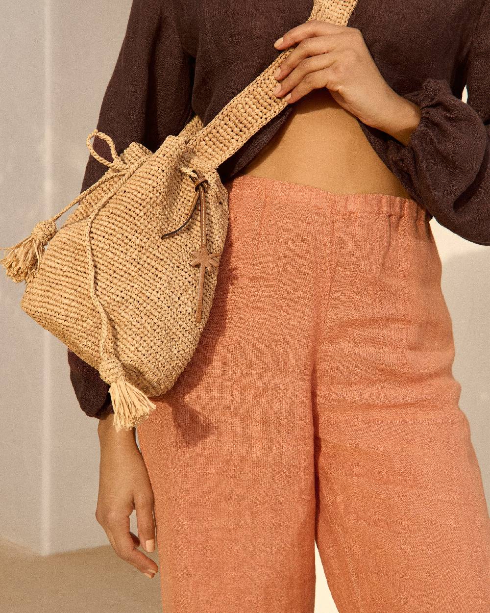Manebí Raffia Beach Bucket - Palm Leather Tag Tan Promozione