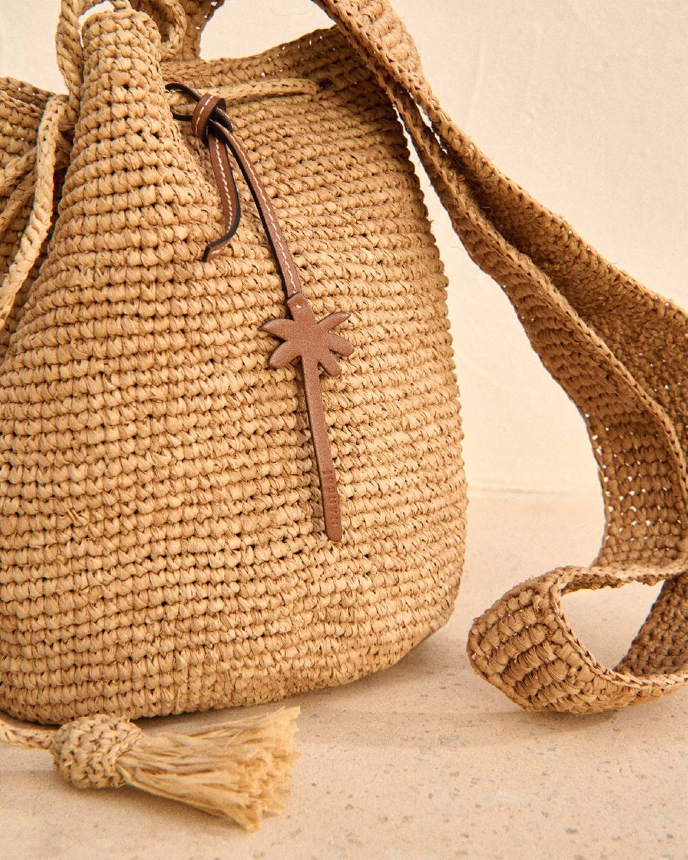 Manebí Raffia Beach Bucket - Palm Leather Tag Tan Promozione