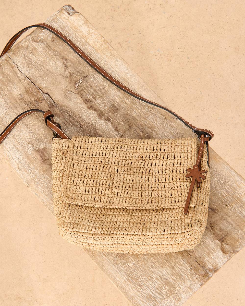 Manebí Raffia Summer Night Bag Medium - Leather Handle \u0026 Palm Leather Tag Natural and Brown In vendita