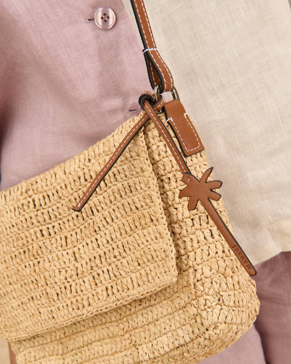 Manebí Raffia Summer Night Bag Medium - Leather Handle \u0026 Palm Leather Tag Natural and Brown In vendita
