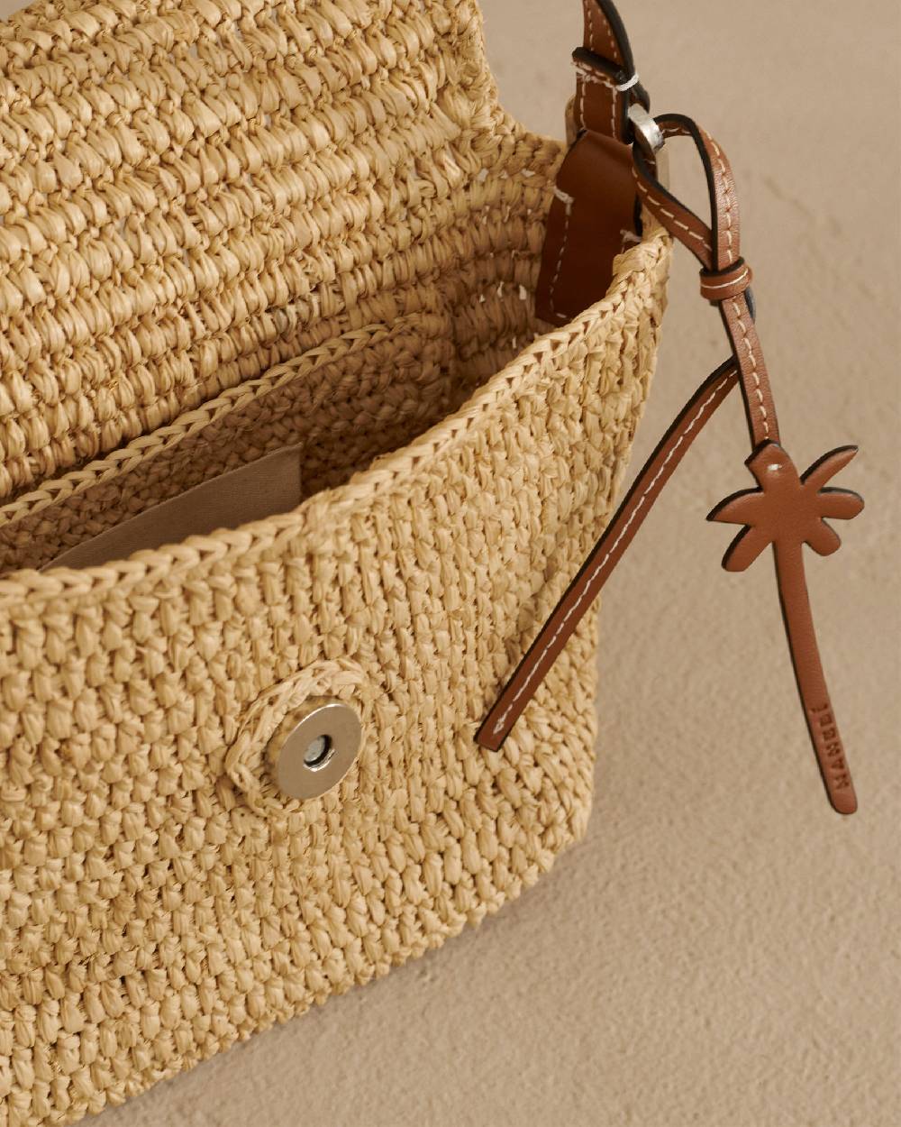 Manebí Raffia Summer Night Bag Medium - Leather Handle \u0026 Palm Leather Tag Natural and Brown In vendita