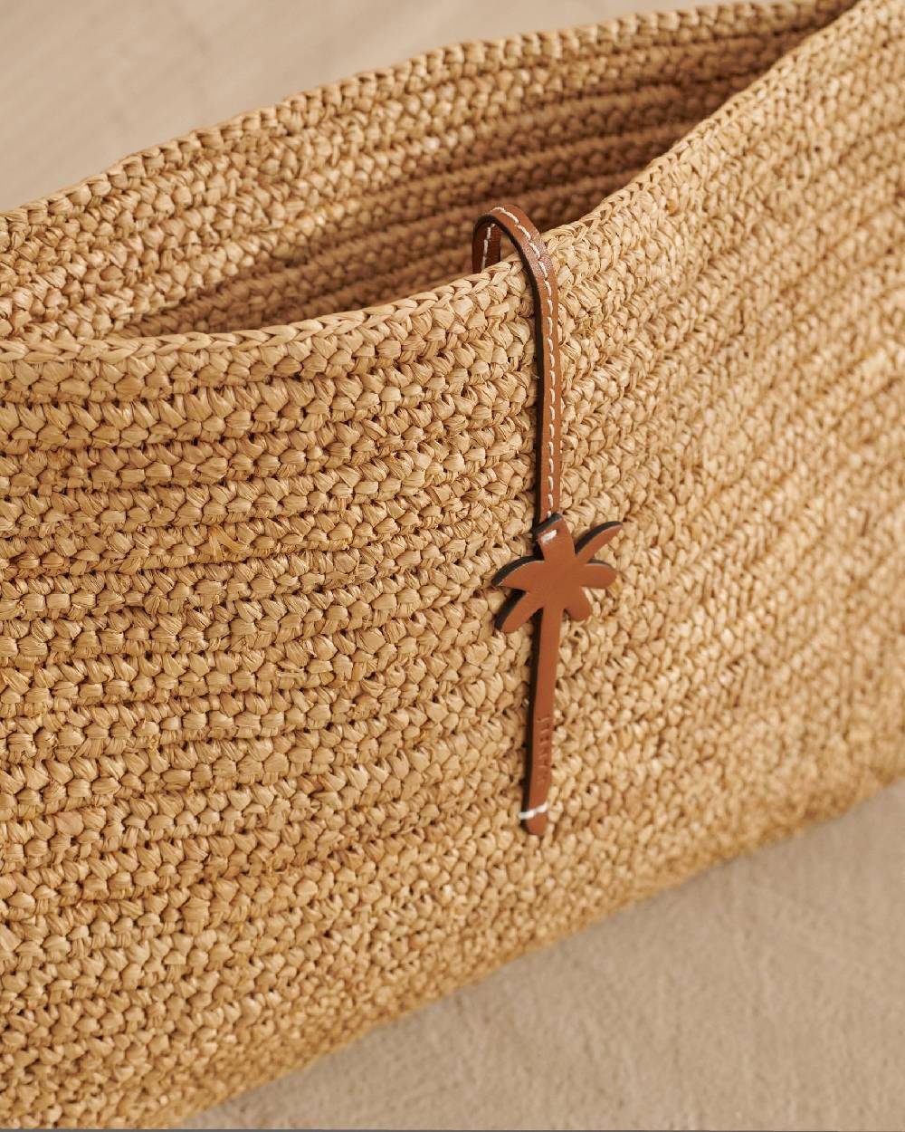 Manebí Raffia Clutch - Leather Palm Tan Vendita