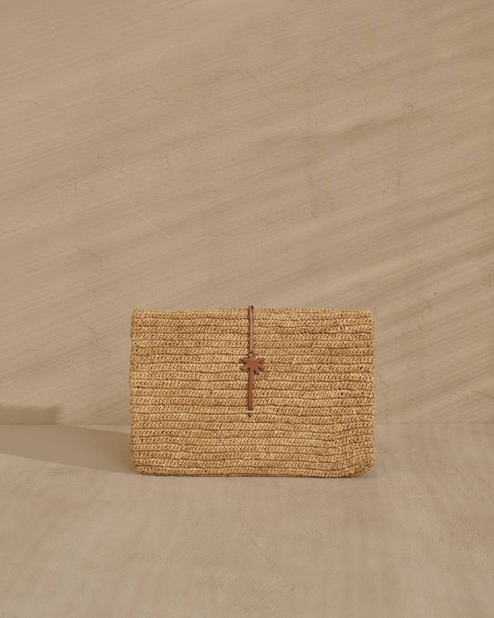 Manebí Raffia Clutch - Leather Palm Tan Vendita