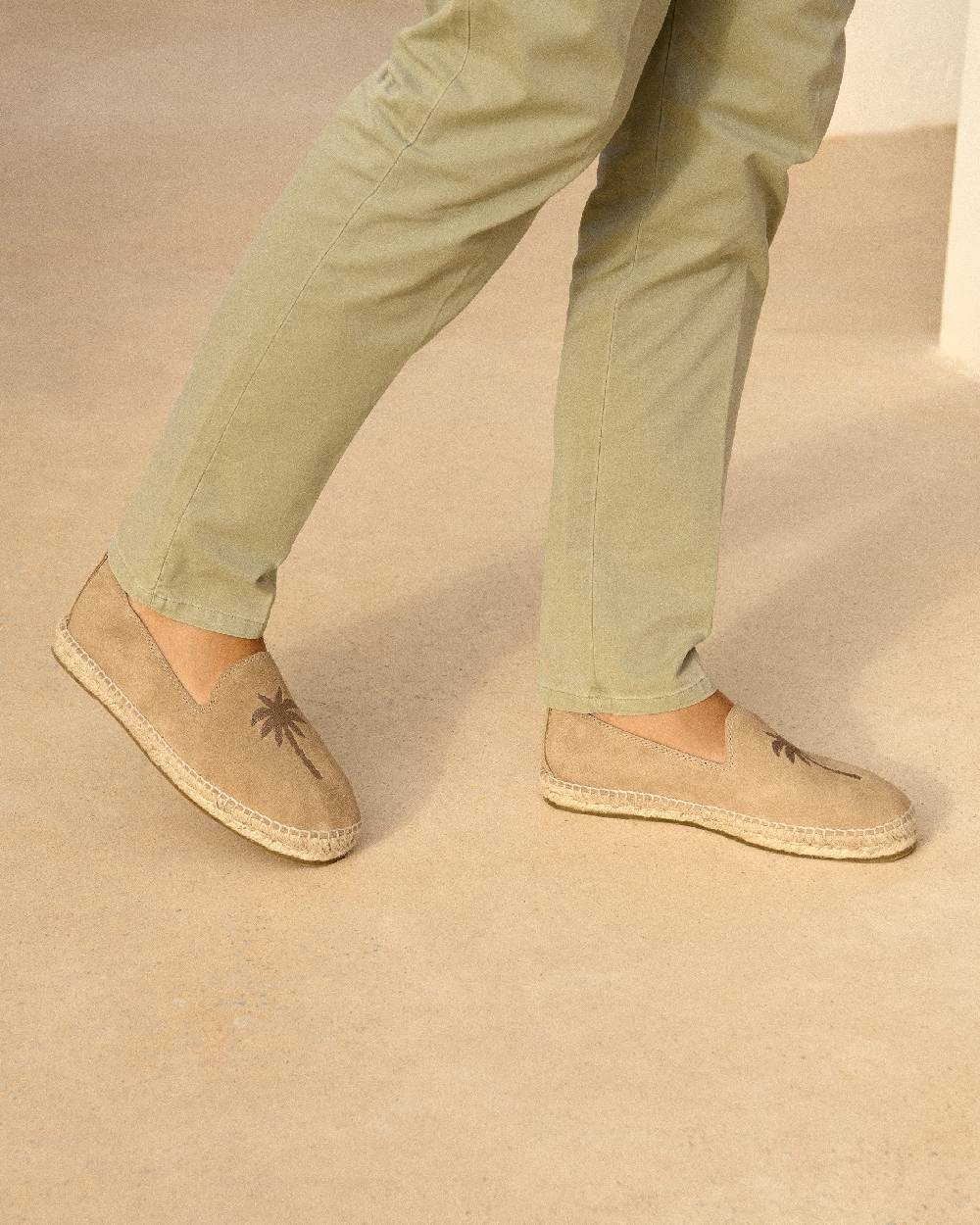 Manebí Espadrillas piatte in pelle scamosciata con ricamo - Palm Springs - Beige lavato e palmo in tono 2025