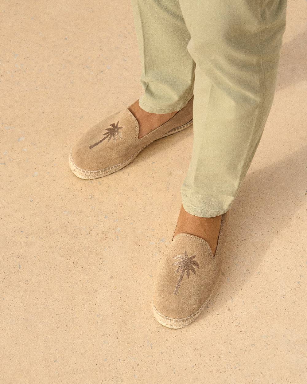 Manebí Espadrillas piatte in pelle scamosciata con ricamo - Palm Springs - Beige lavato e palmo in tono 2025