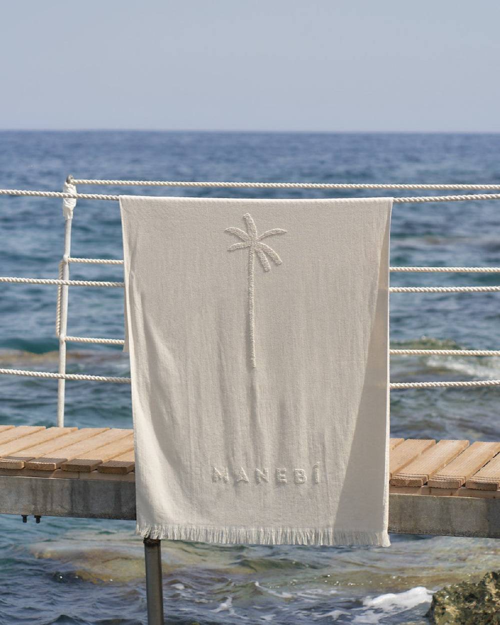 Manebí Jaquard Beach Towel - Embroidered Palm With Palm \u0026 Logo Sand Offerta