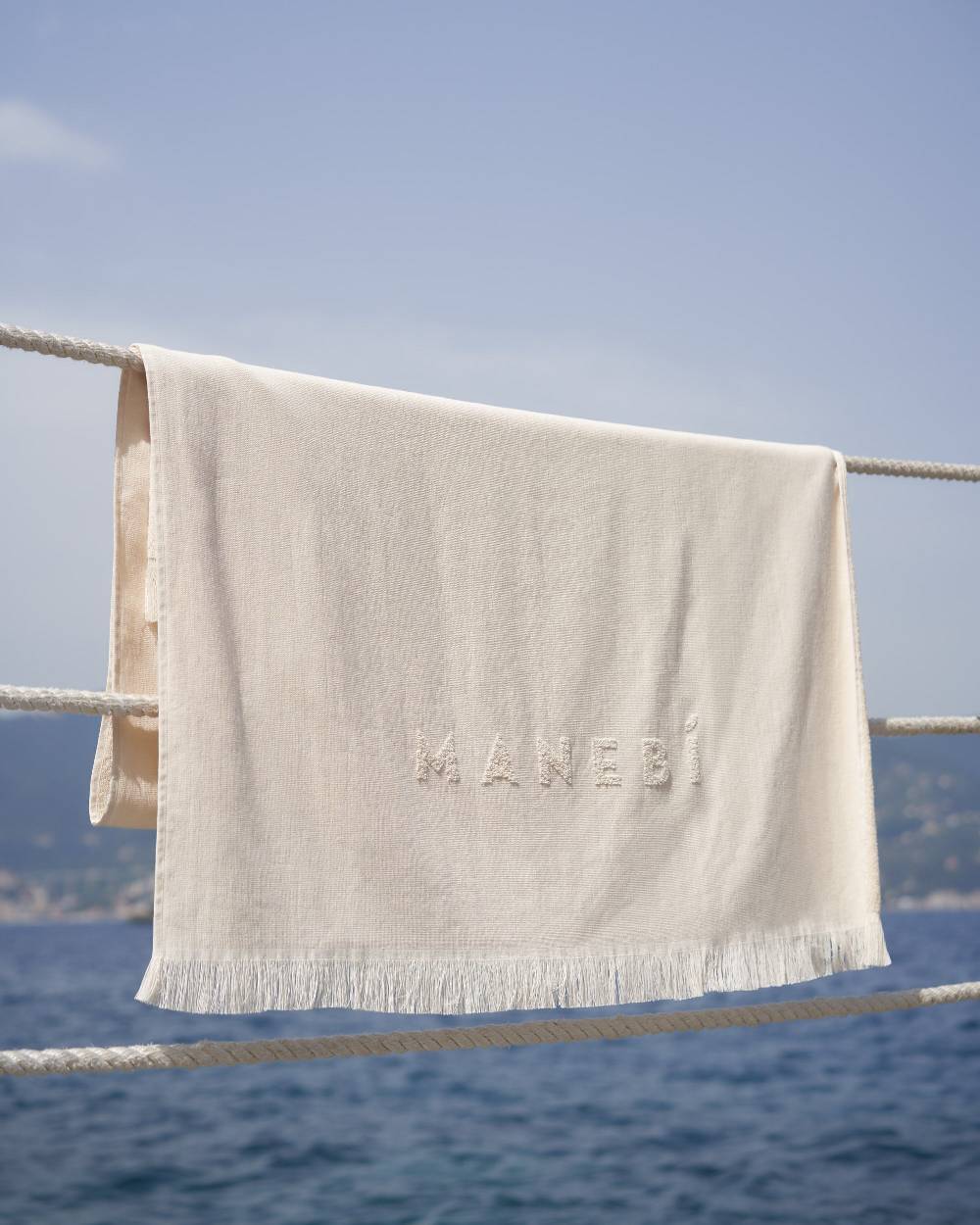 Manebí Jaquard Beach Towel - Embroidered Palm With Palm \u0026 Logo Sand Offerta