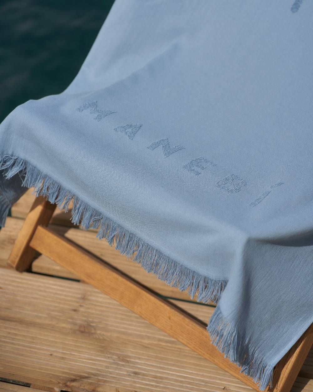 Manebí Jaquard Beach Towel - Embroidered Palm With Palm \u0026 Logo Indigo In Vendita