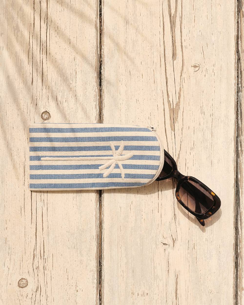 Manebí Canvas Sunglasses Case - Portofino White \u0026 Indigo Stripes Saldi