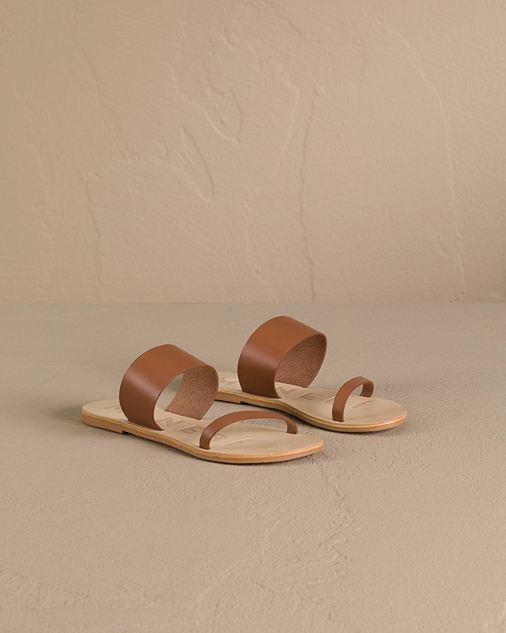 Manebí Leather Two Bands Sandals - Tan Spedizione Gratuita