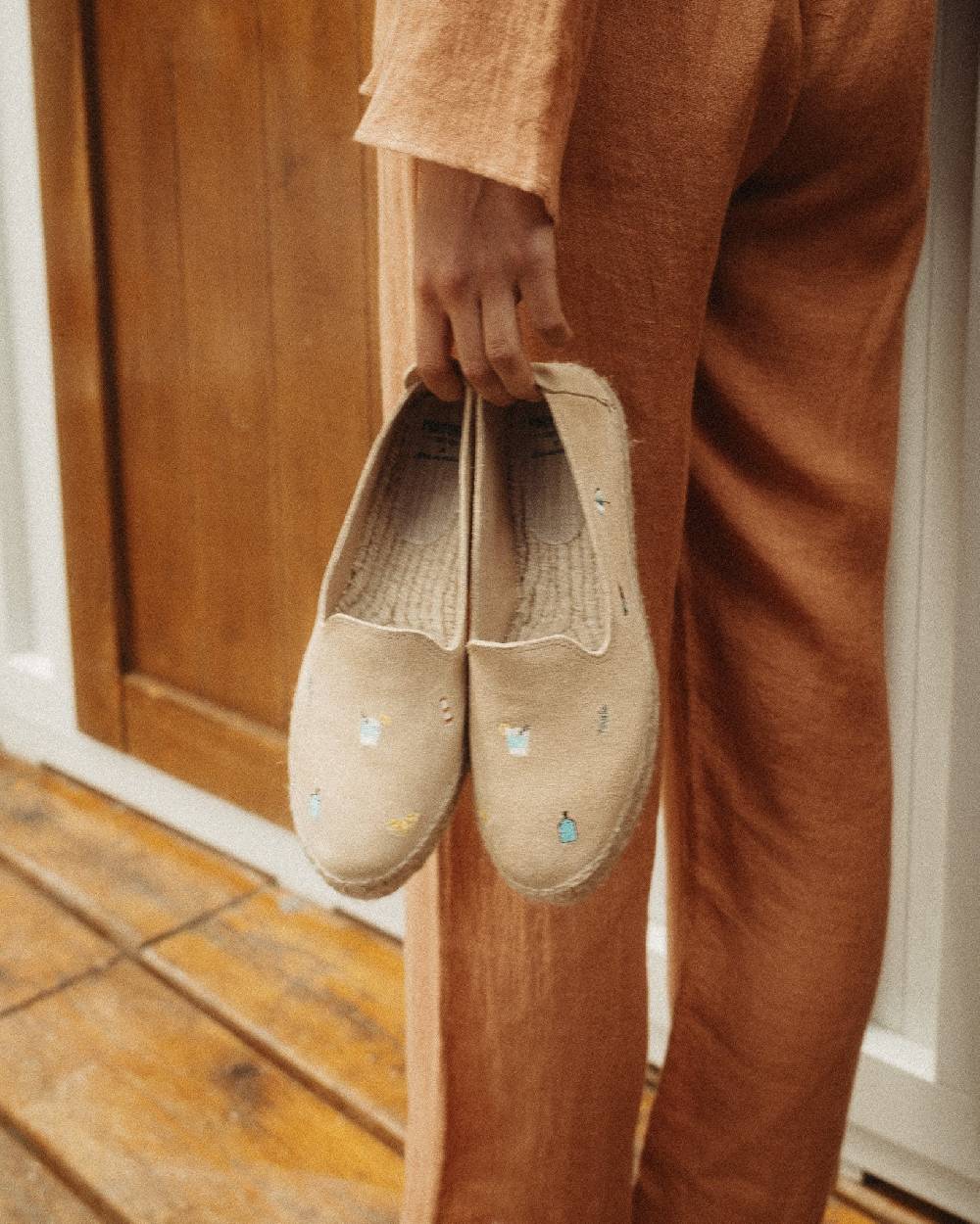 Manebí Espadrillas con Platform in Pelle Scamosciata - Portofino Dry Gin X Manebí Champagne Beige con Ricami Multicolor Vendite Flash