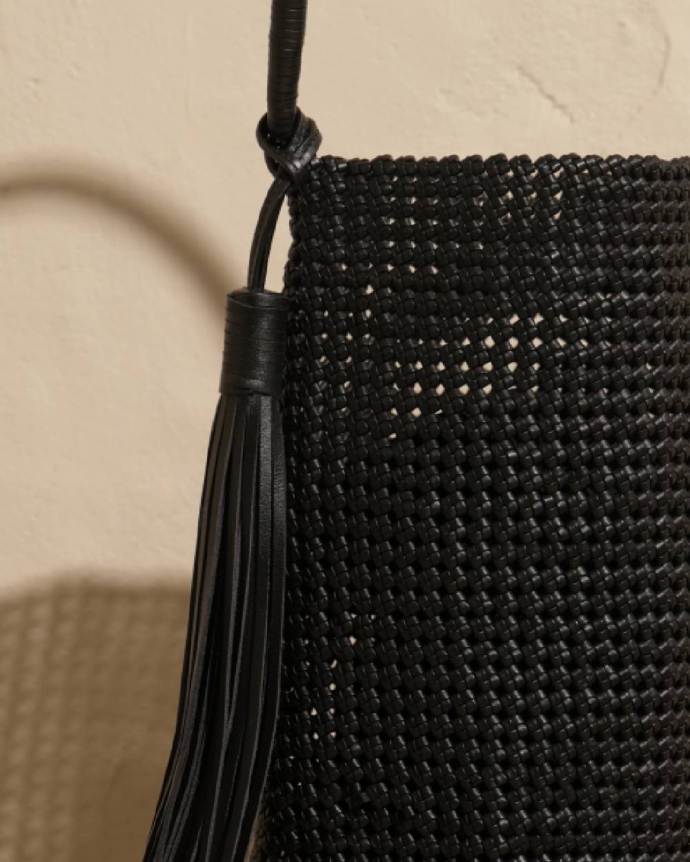 Manebí Borsa a Secchiello Intrecciata in Pelle - Black Latest fashion