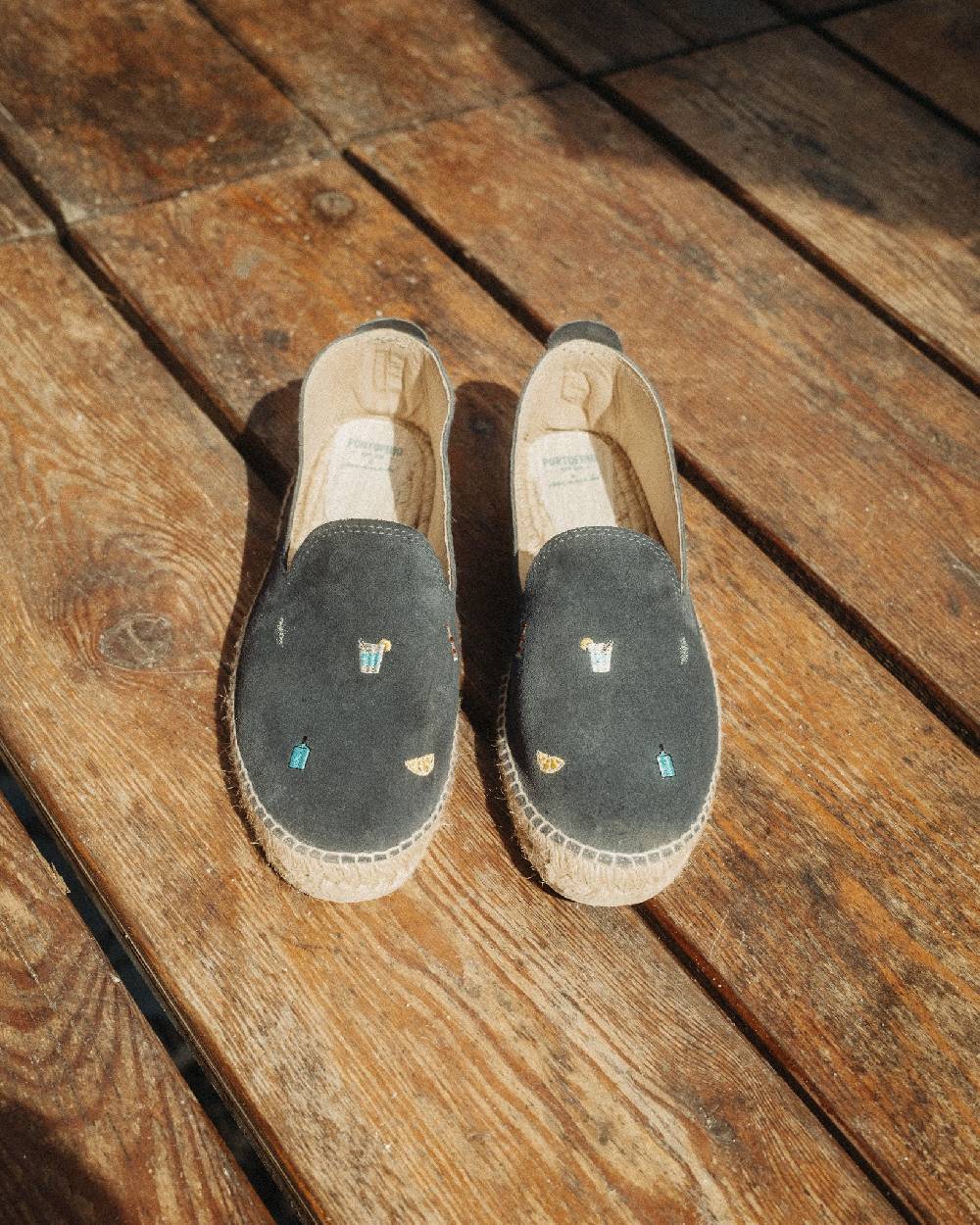 Manebí Espadrillas in Pelle Scamosciata - Portofino Dry Gin X Manebí Patriot Blue con Ricami Multicolor Vendita