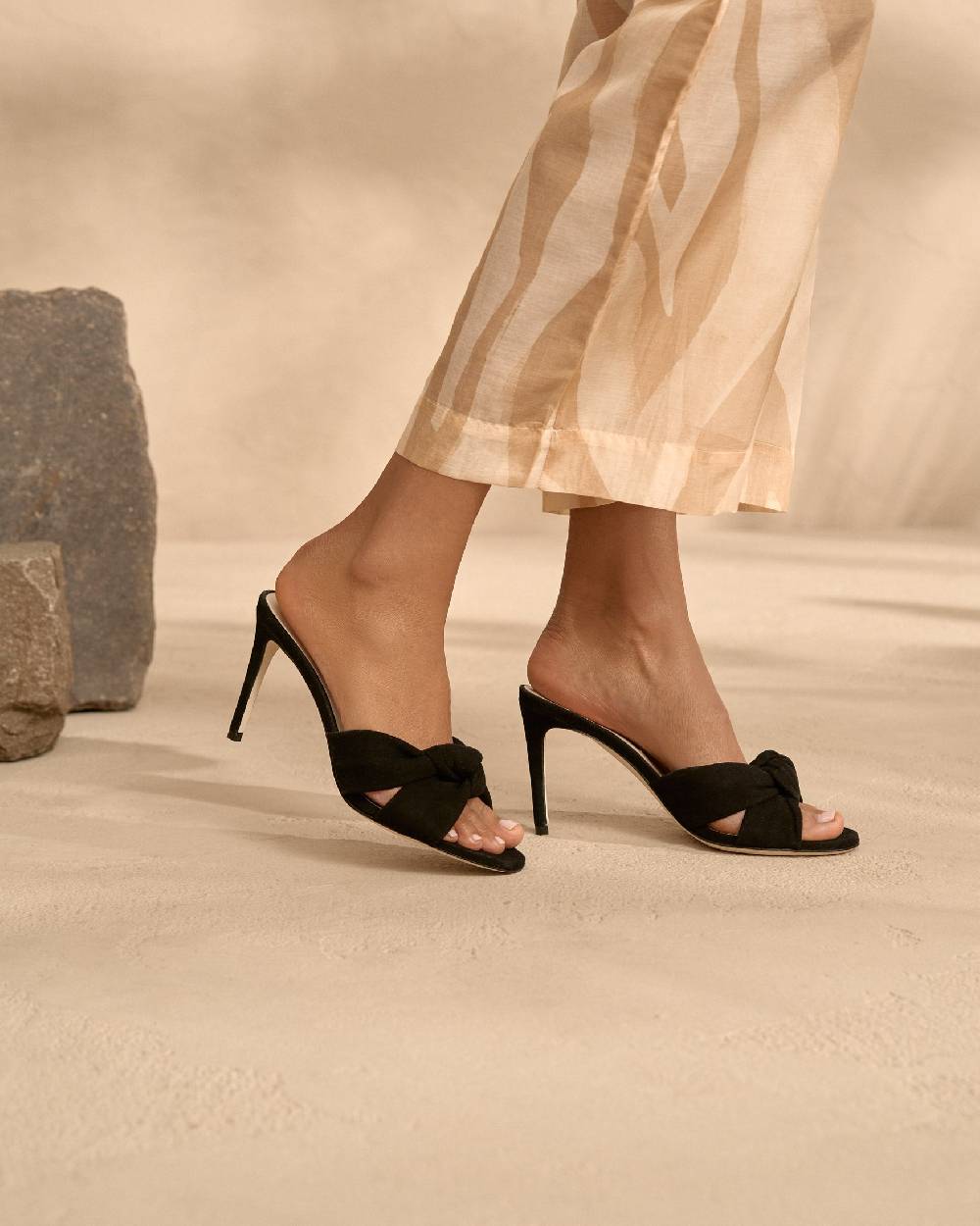 Manebí Sophie Suede Mule Heels - Knot Black Moda