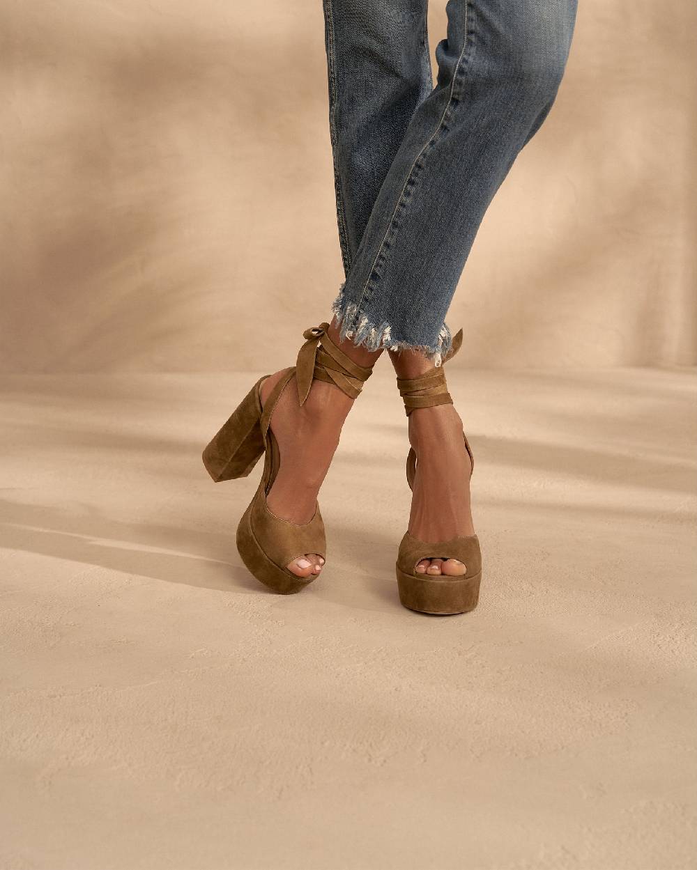 Manebí Bellini Suede Platforms Sandals - Tie-Up Tobacco Promozione