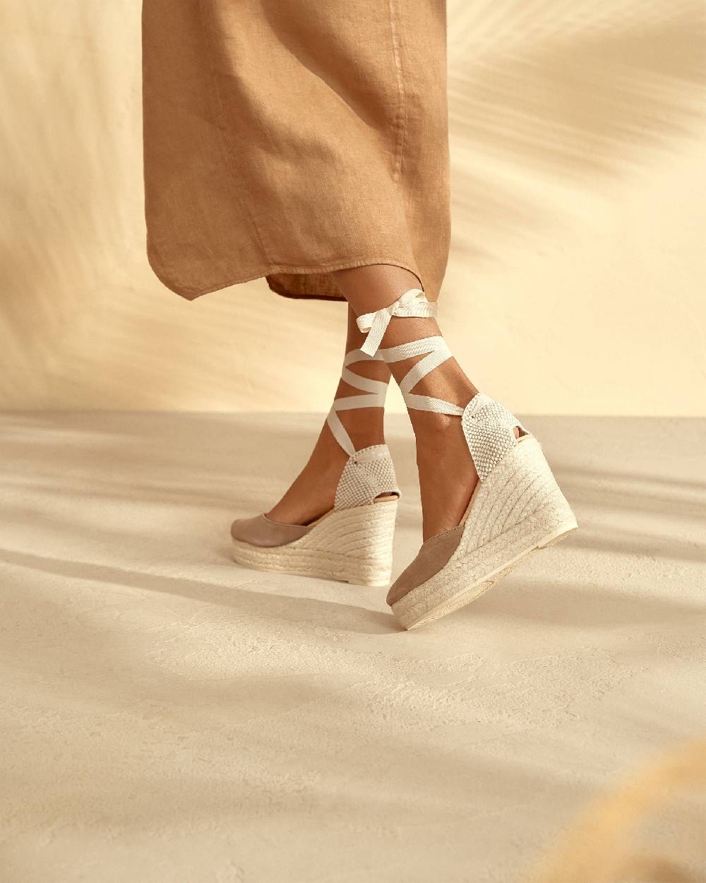 Manebí Soft Suede Wedge Espadrilles - Hamptons Vintage Taupe In Vendita