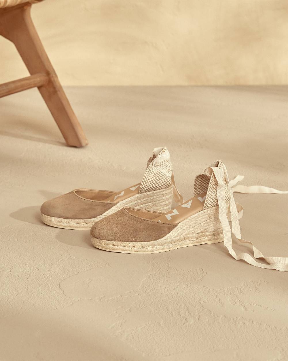 Manebí Soft Suede Low Wedge Espadrilles - Hamptons Vintage Taupe Offerte stagionali