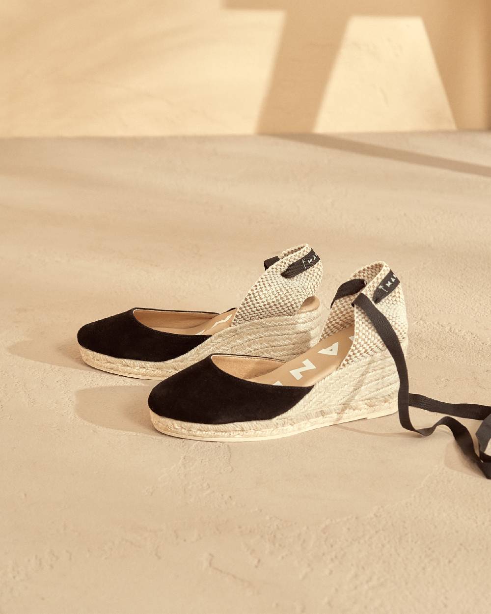 Manebí Soft Suede Low Wedge Espadrilles - Hamptons Black Saldi Di Fabbrica