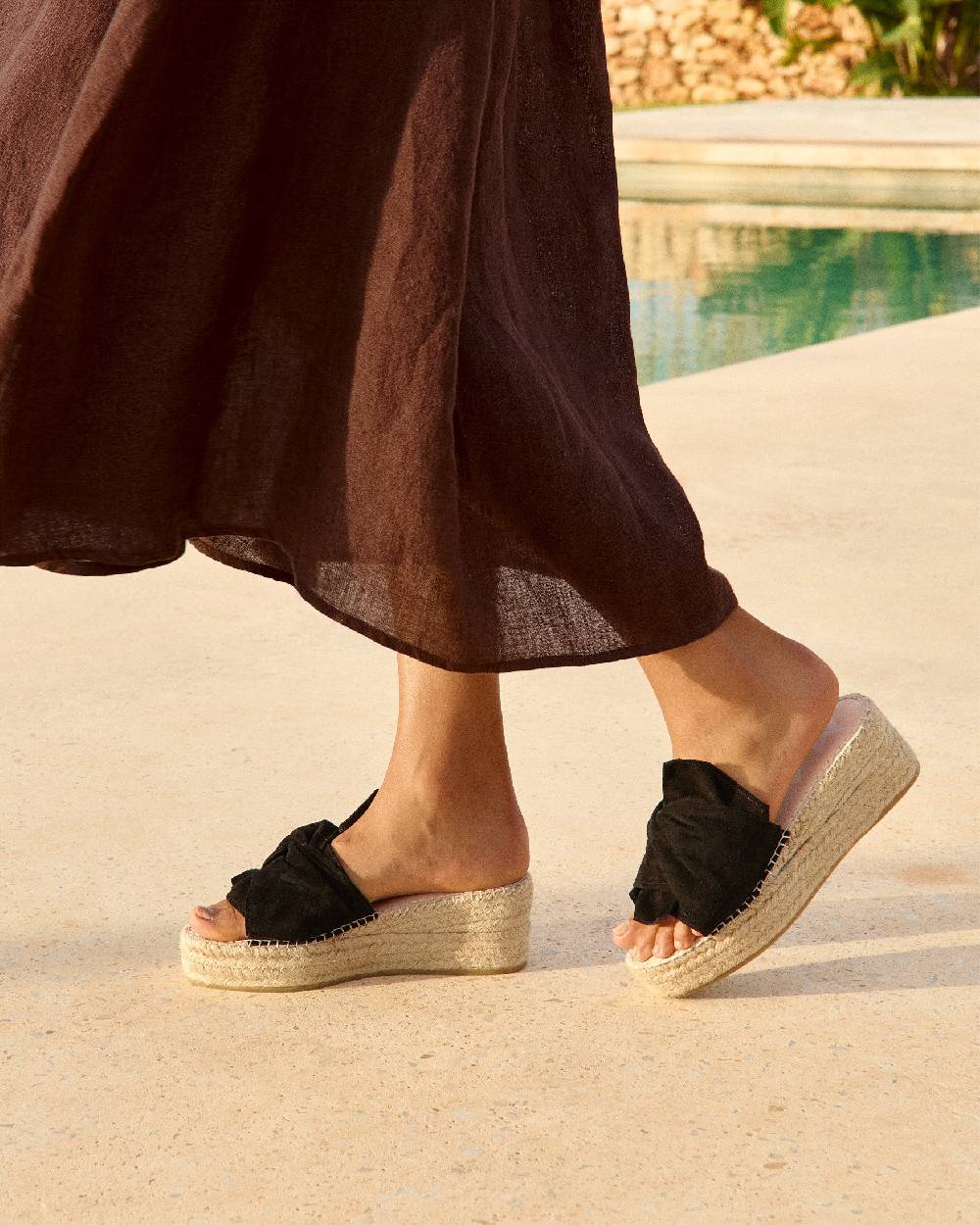 Manebí Soft Suede Platforms With Knot - Hamptons Black Negozio