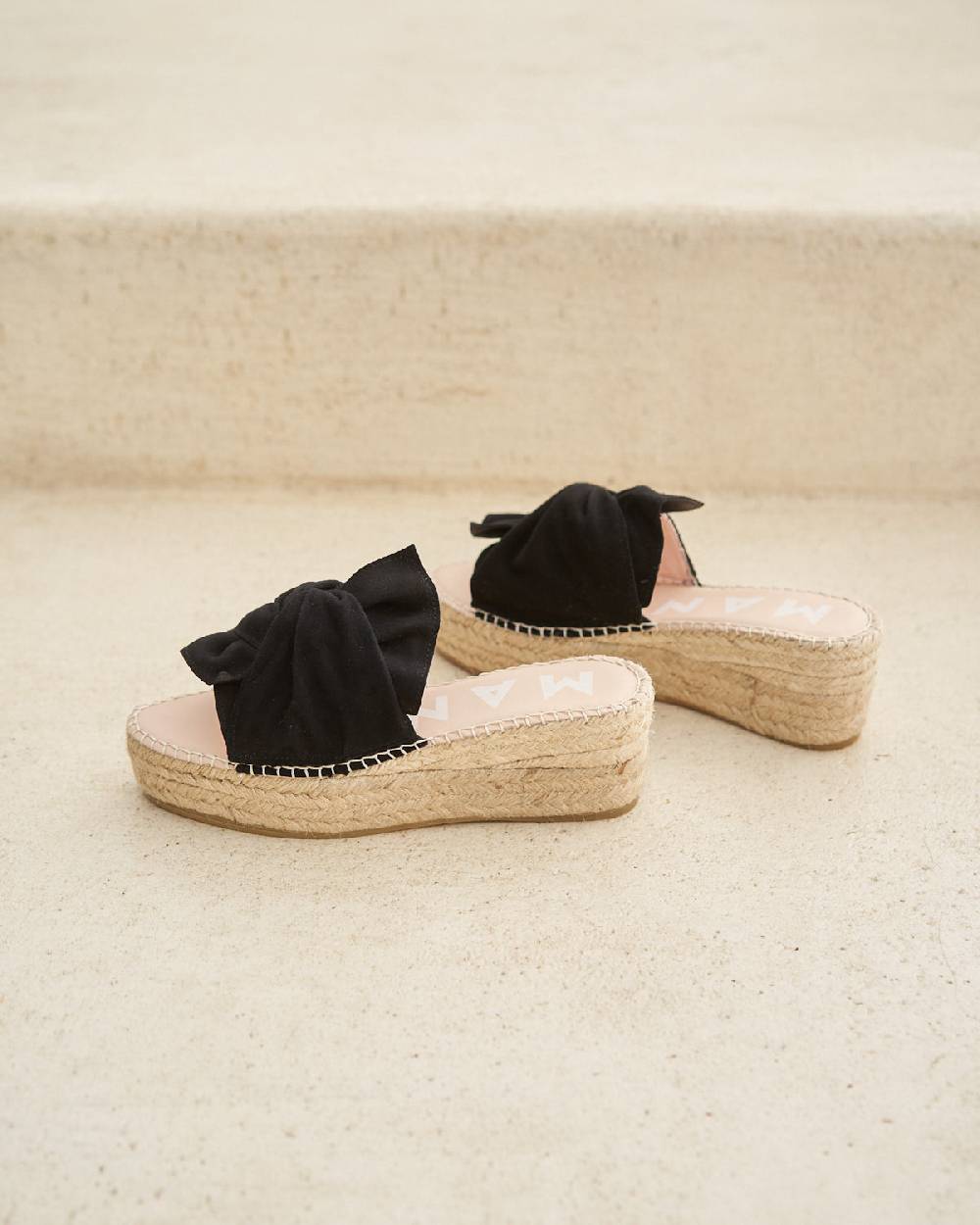 Manebí Soft Suede Platforms With Knot - Hamptons Black Negozio